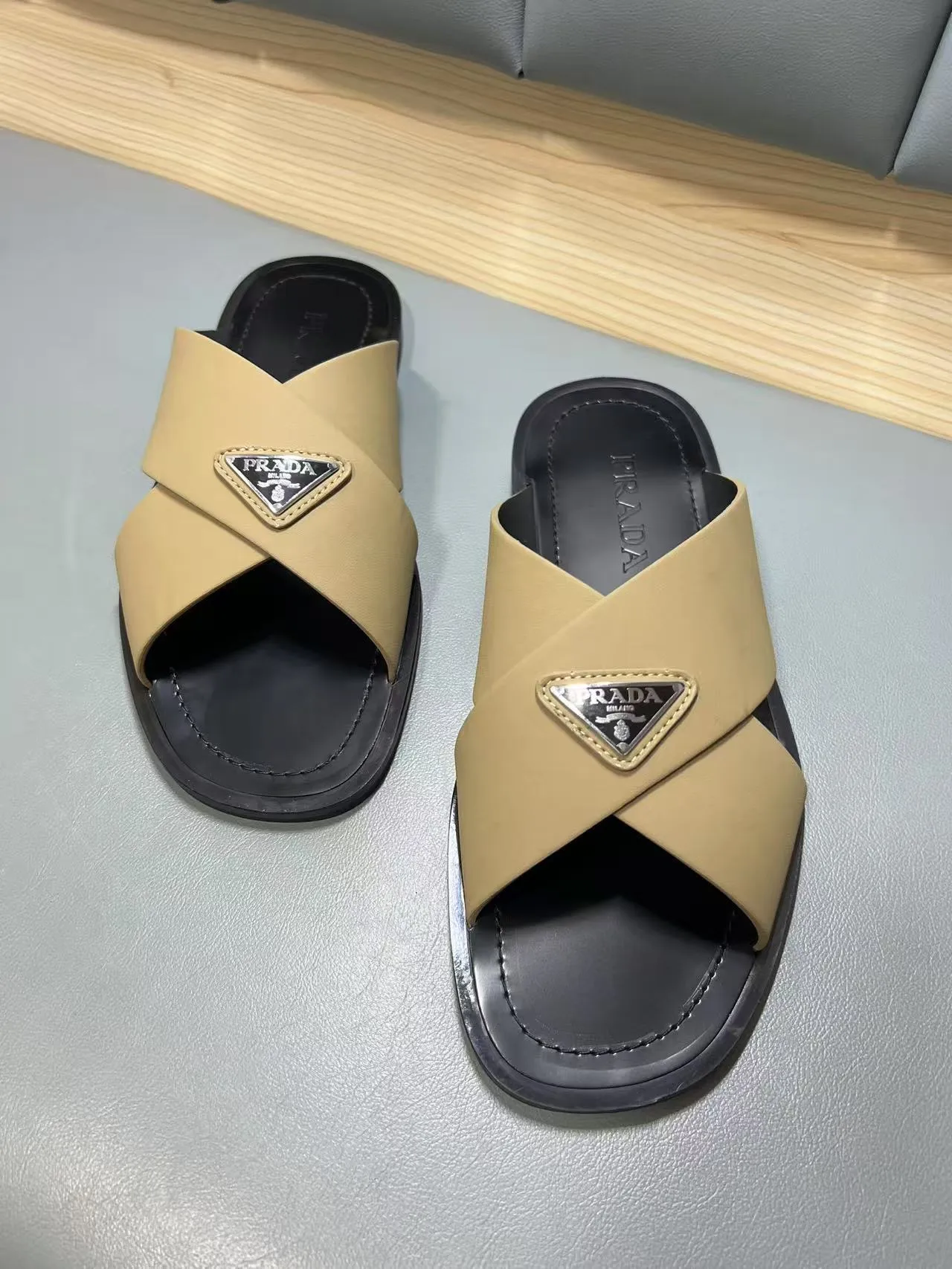 340💰PRADA Prada’s latest slippers are synchronized with the official website. This slipper is made of the brand’s unique and iconic Saffiano leather. The brand logo jumps out from the double straps, and the brand style is clearly visible. Cowhide gives men elegant charm and functional design, making it an ideal choice for vacation and leisure. Size:38-45